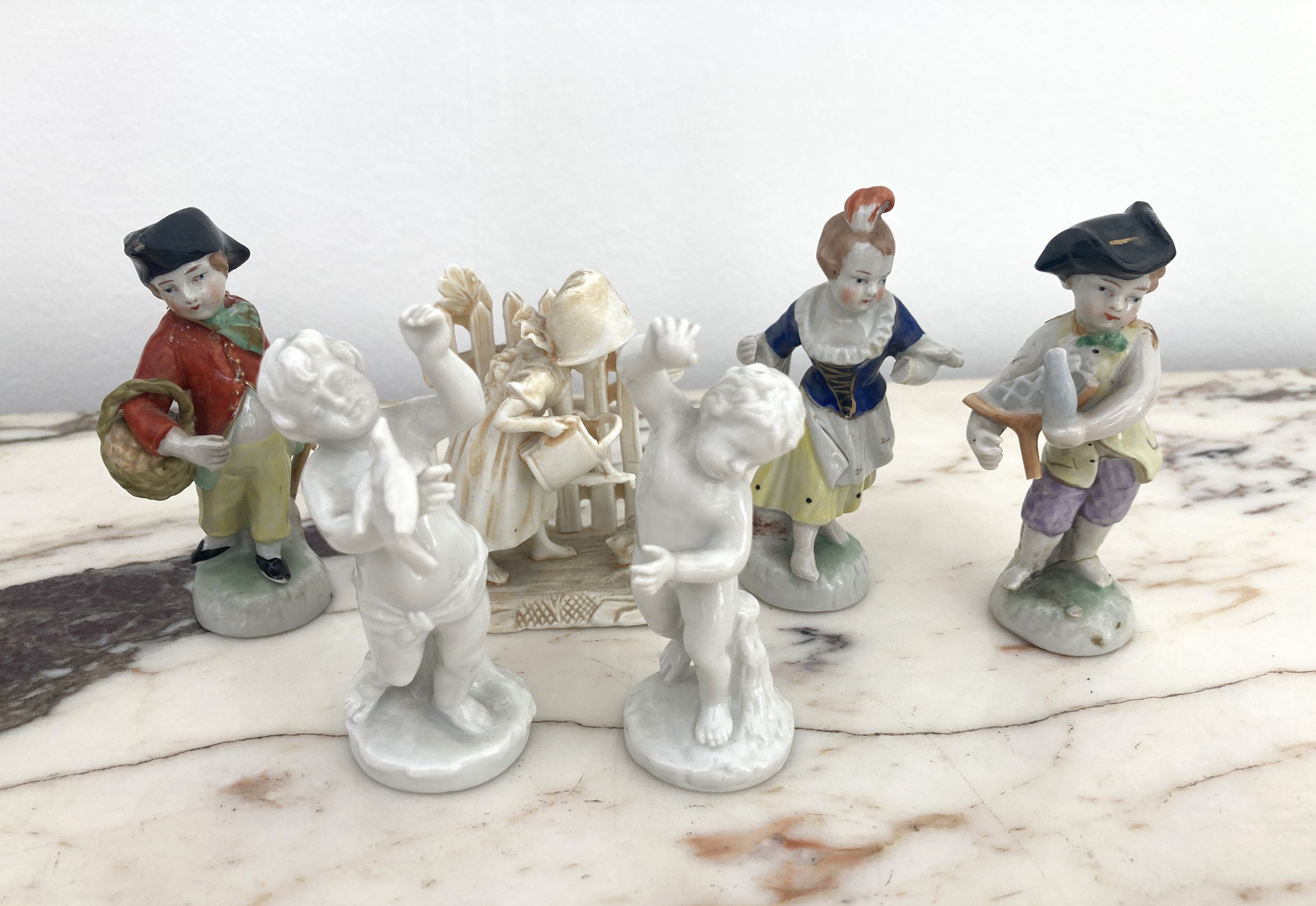 SIX PETITES FIGURINES en porcelaine et b...