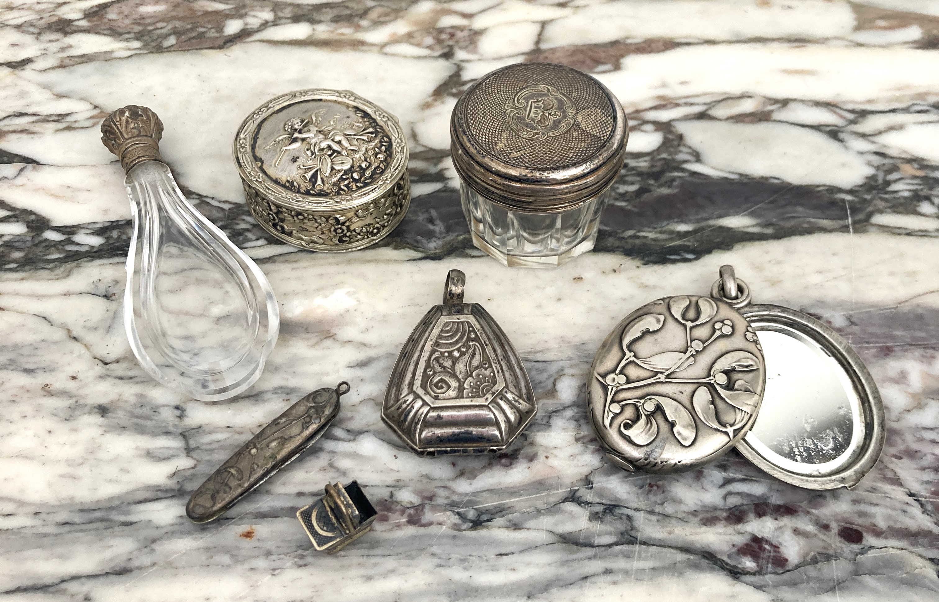DIVERS PETITS OJETS DE VITRINE en argent...