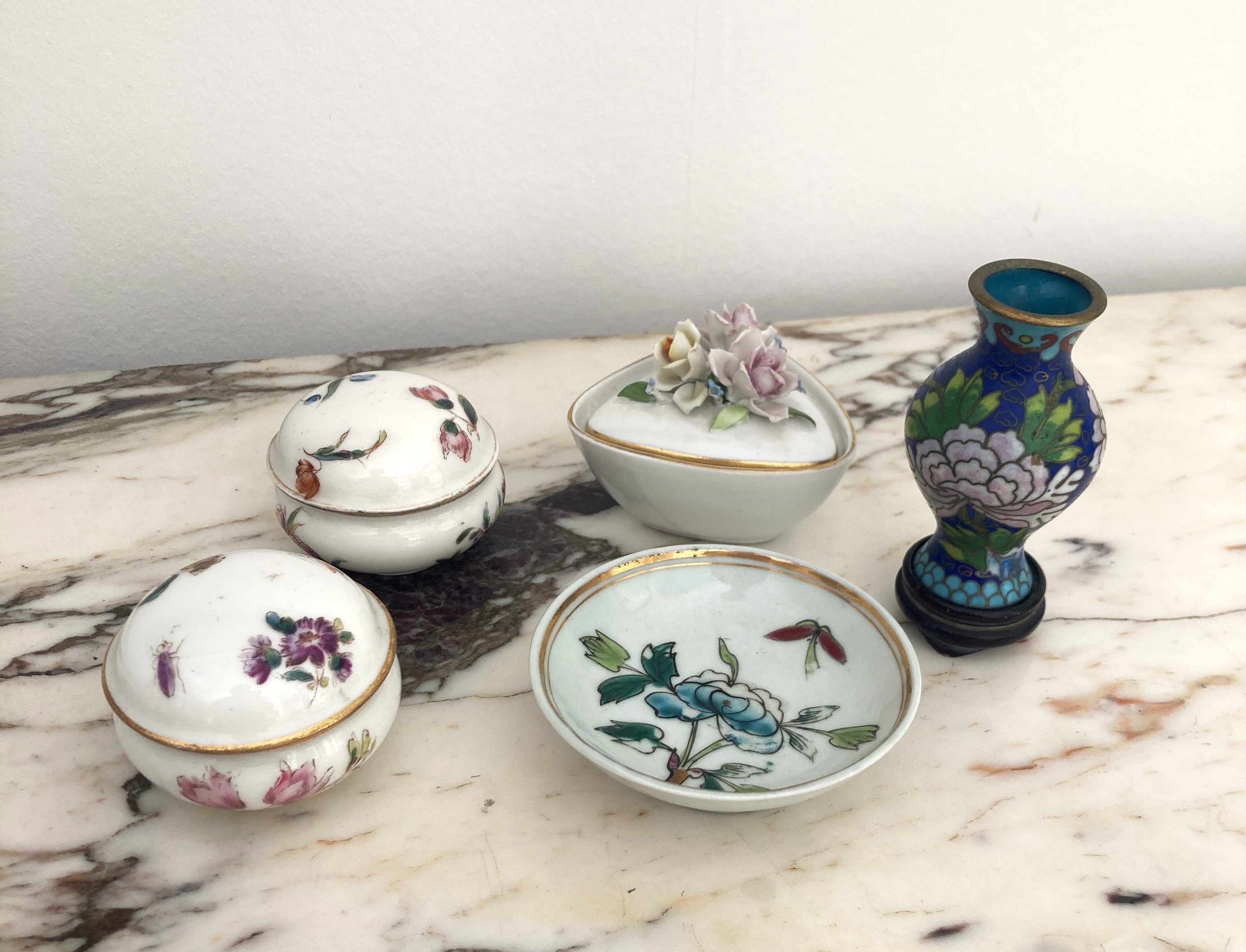 TROIS PETITES BOÎTES en porcelaine, une COUPELLE...