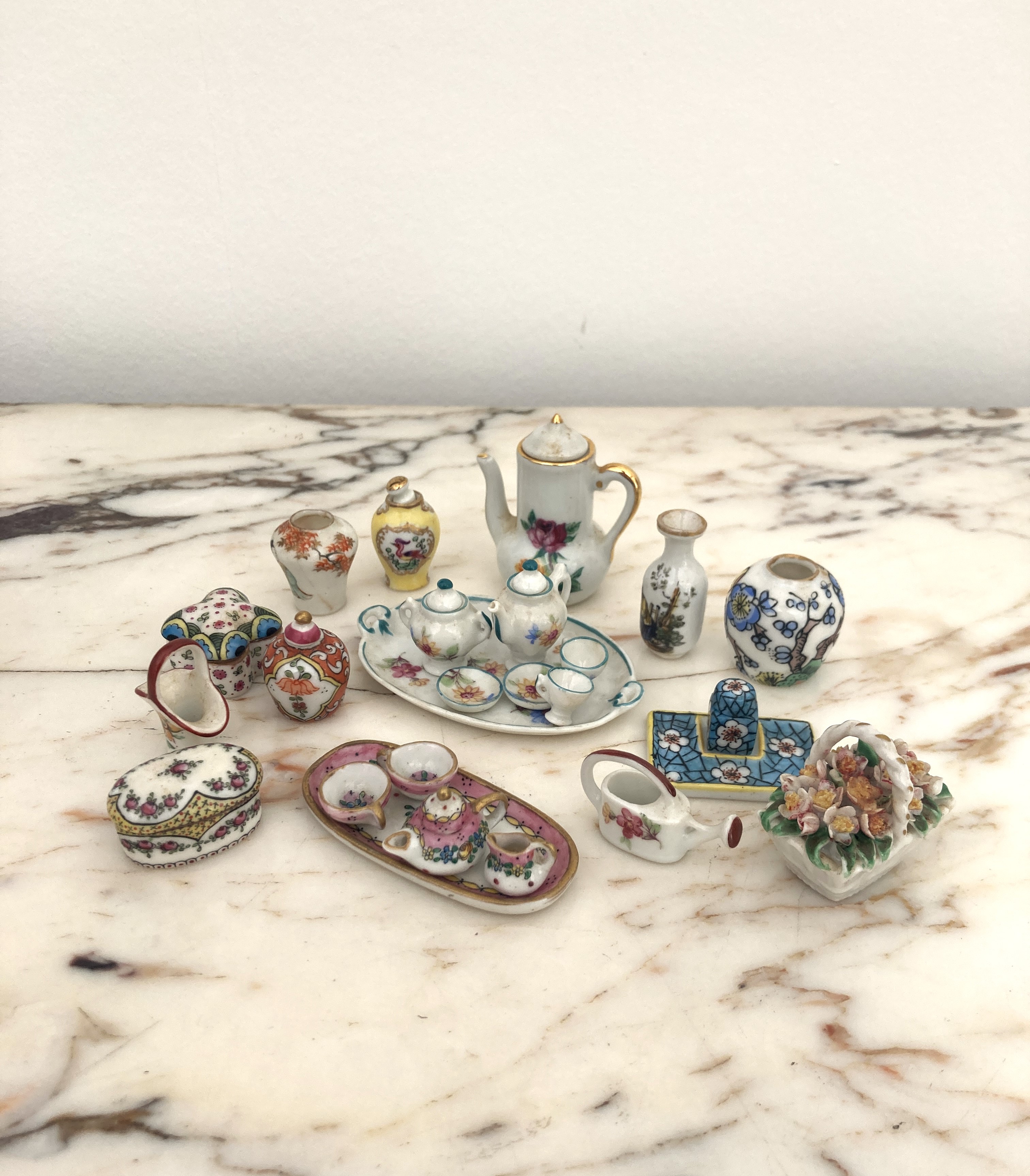 LOT DE PORCELAINES MINIATURES émaillées polychromes...