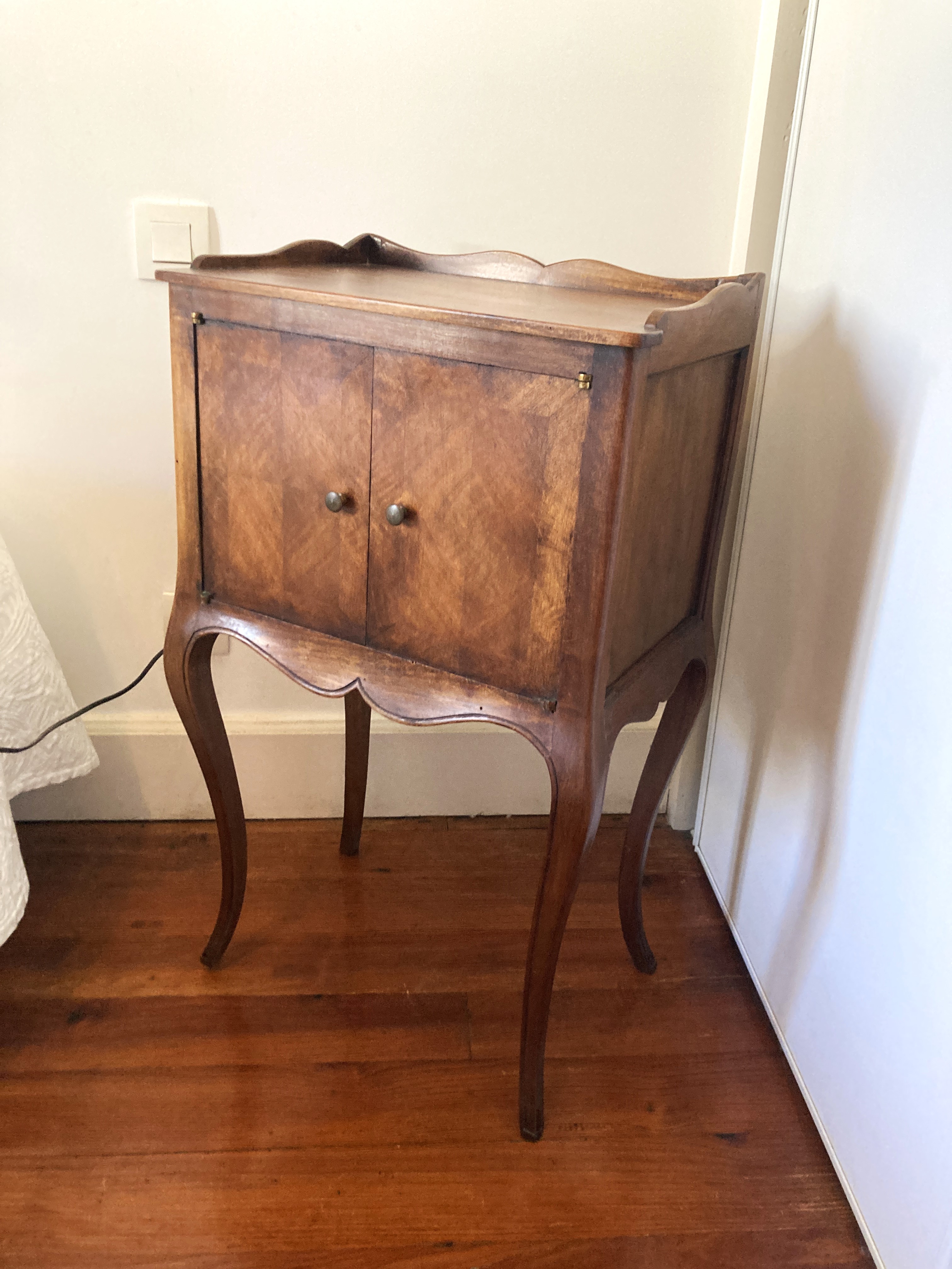 TABLE DE CHEVET en noyer et placage de noyer...