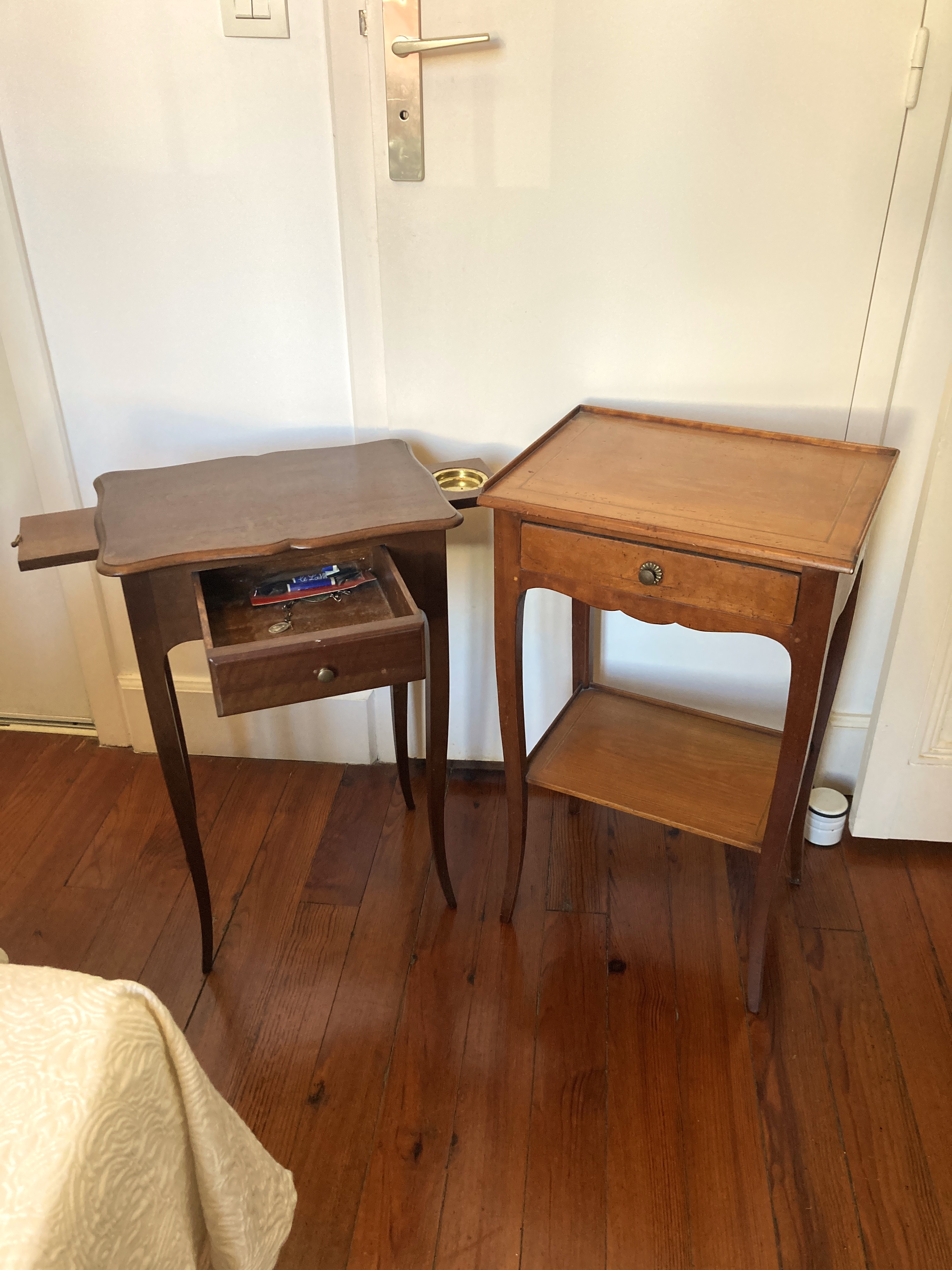 DEUX PETITES TABLES DE CHEVET en merisier...