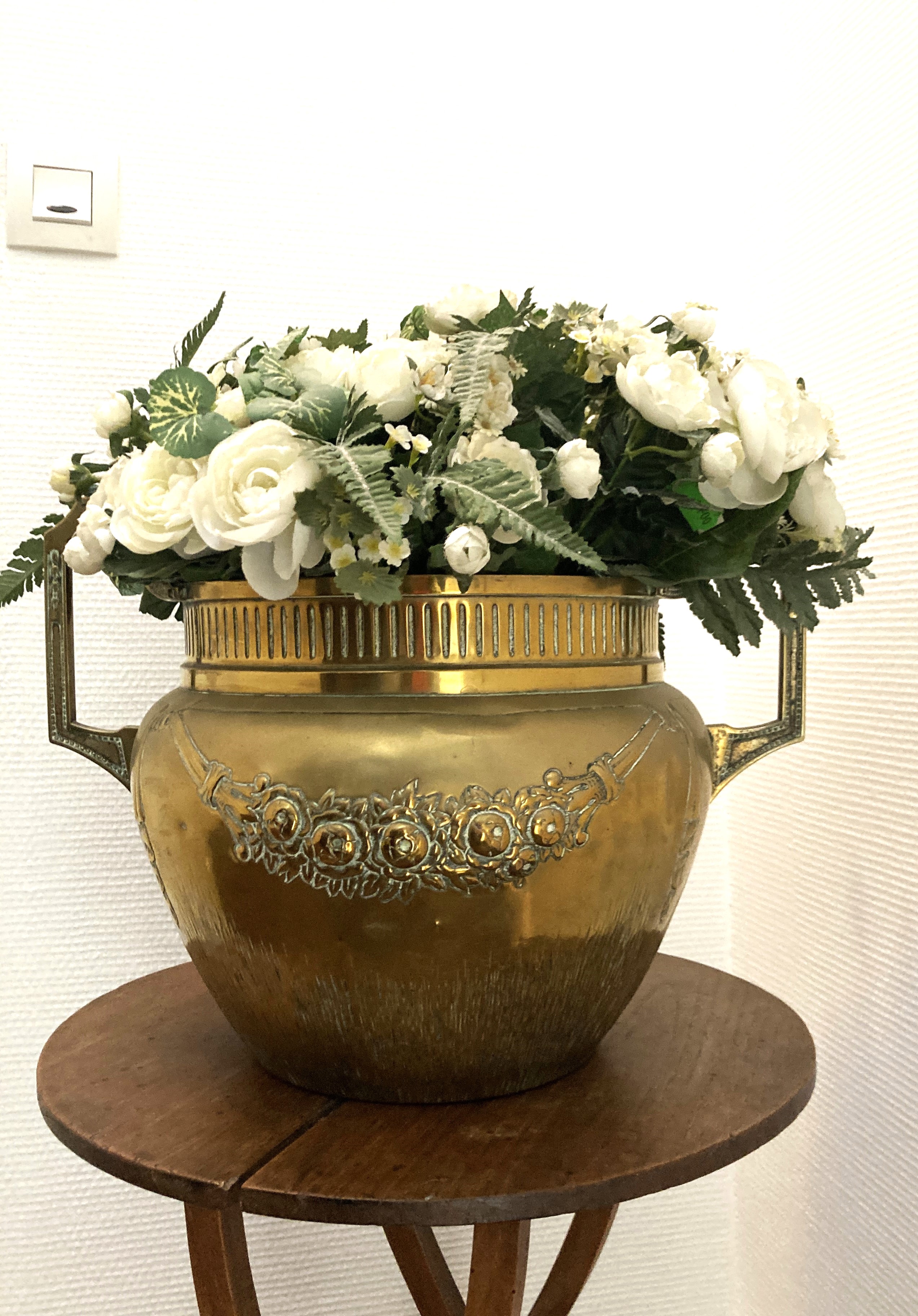 VASE CACHE-POT en cuivre à deux anses à décor...