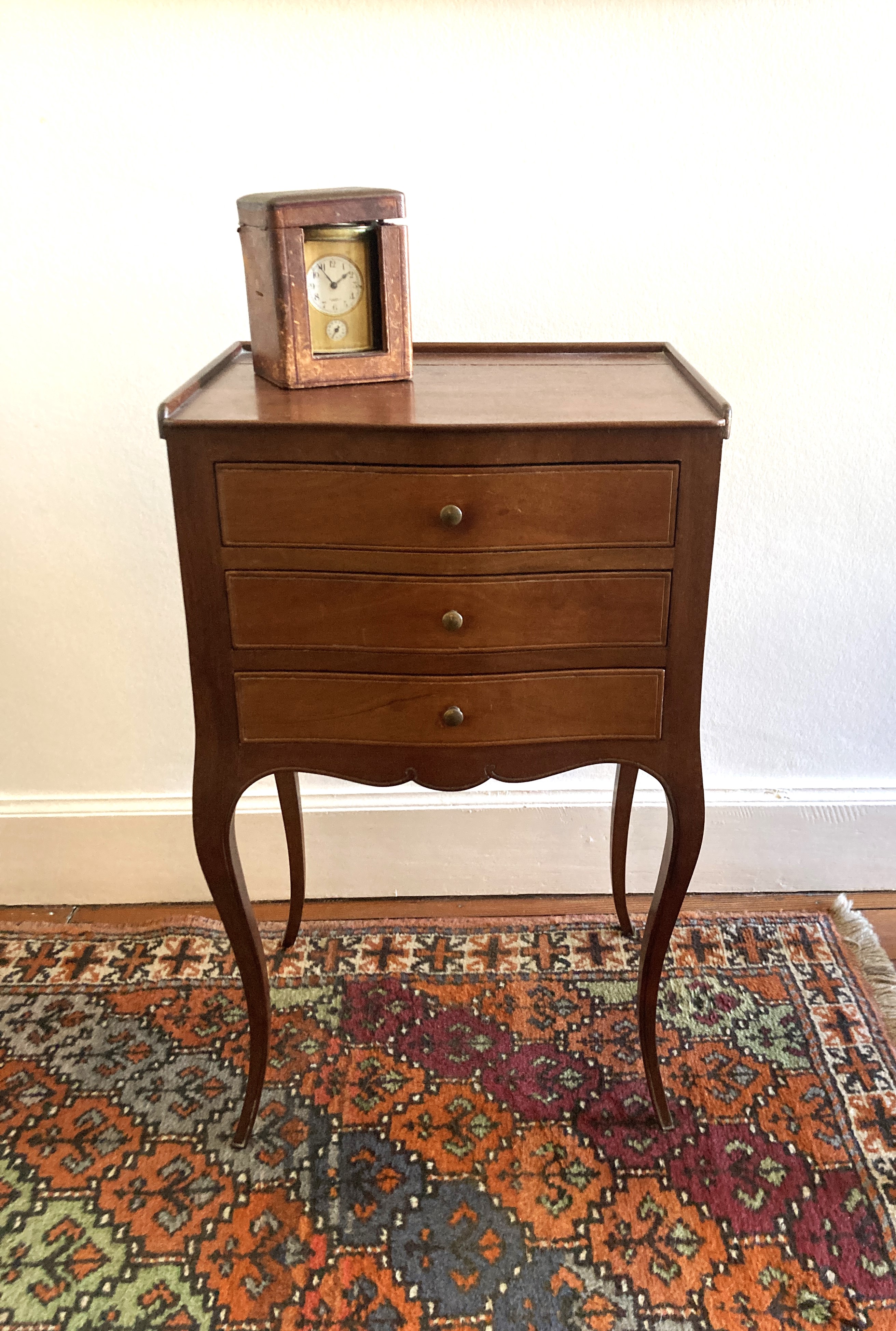 PETITE TABLE en chiffonnier en bois teinté...
