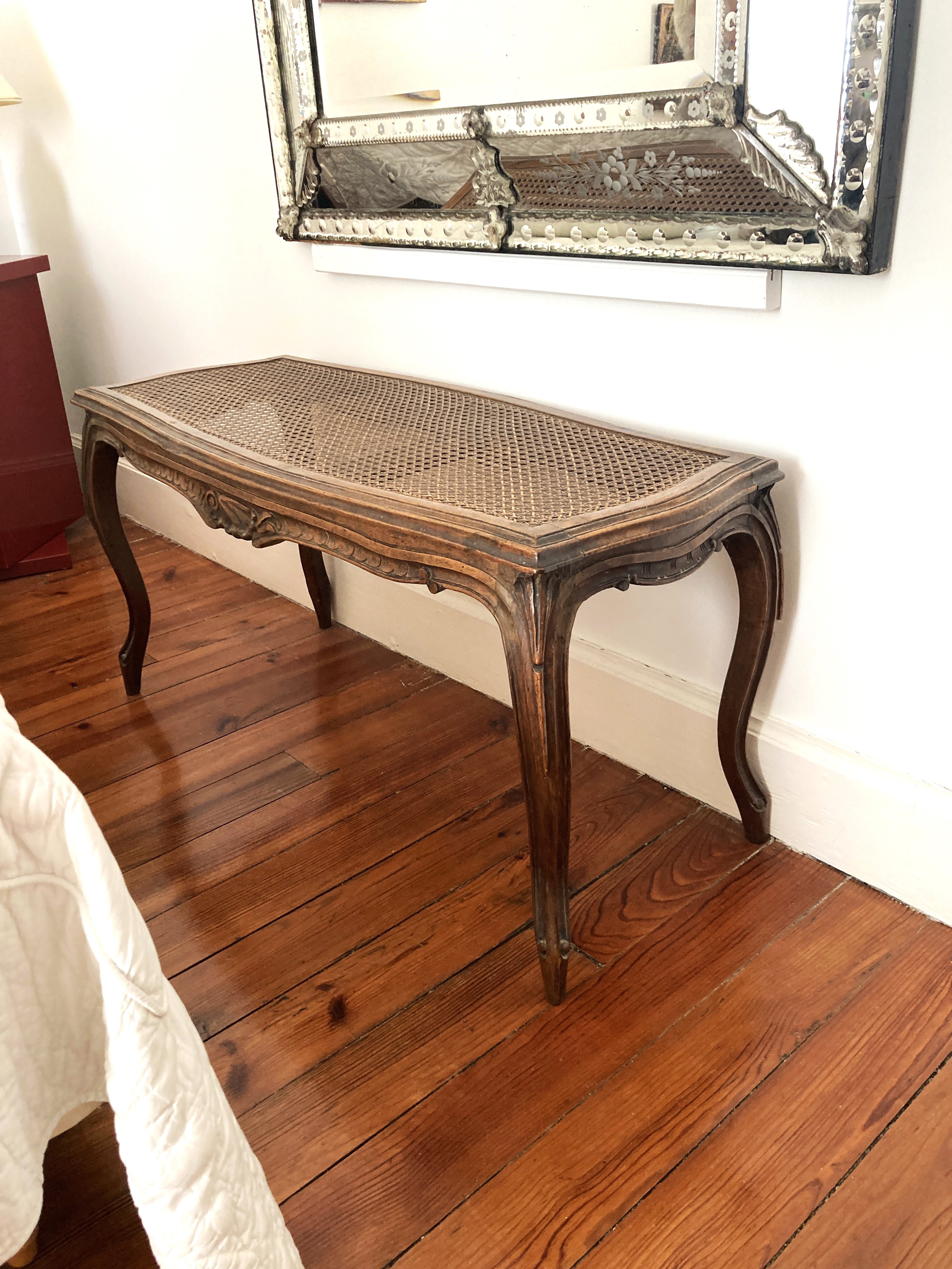 BANQUETTE DE PIANO en bois mouluré et sculpté,...