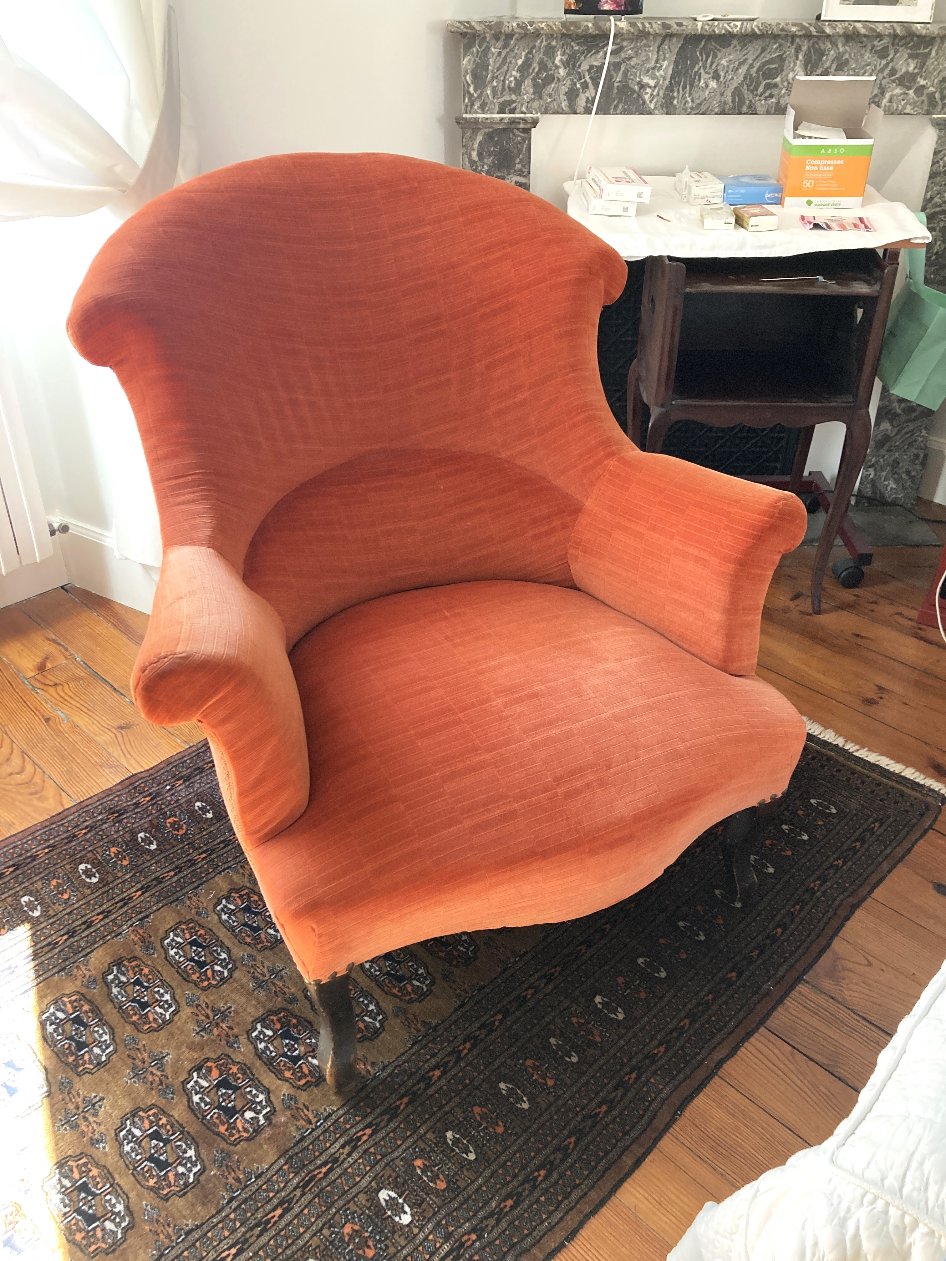LARGE FAUTEUIL type crapaud, garni de velours...