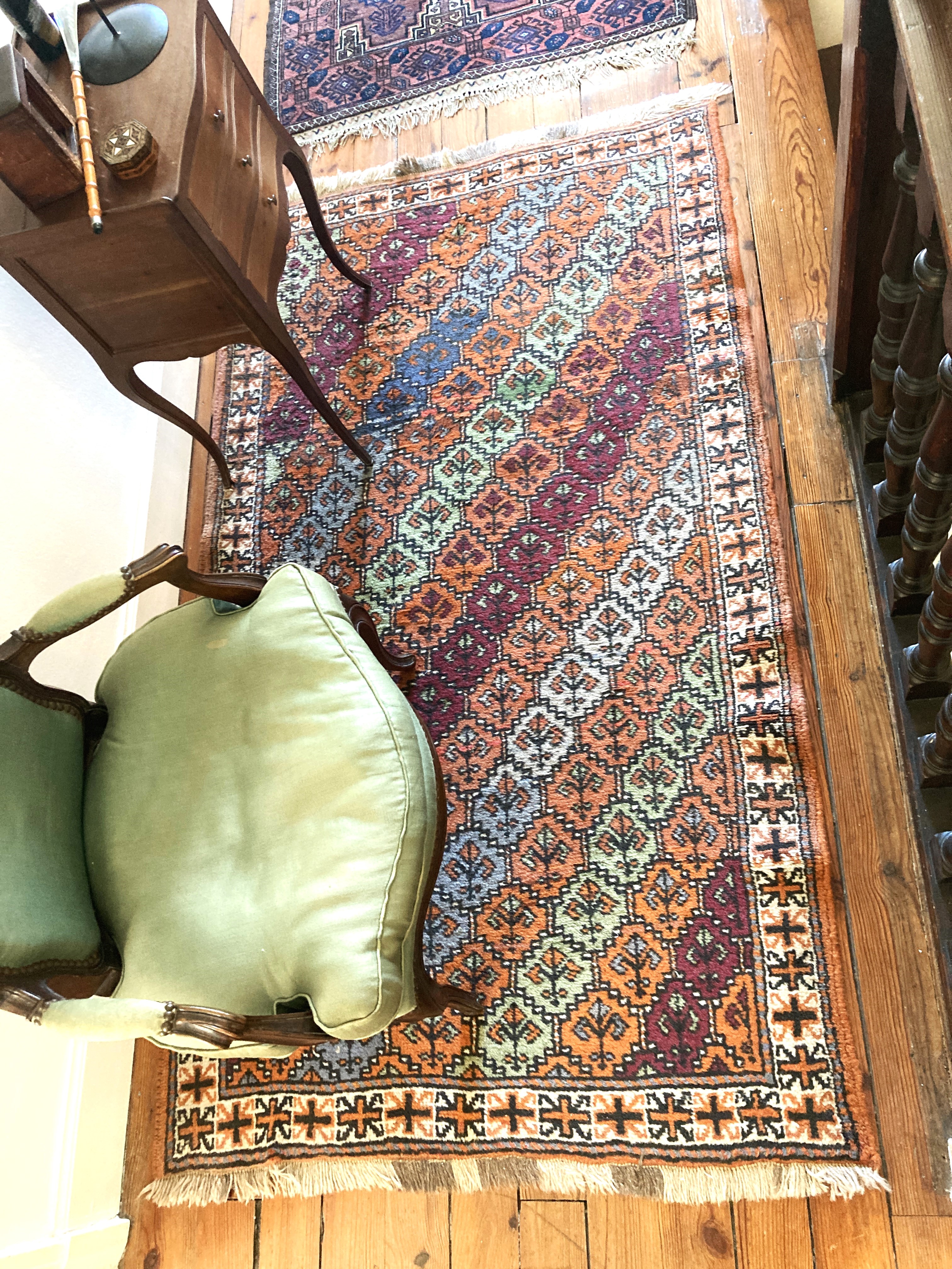 TAPIS RECTANGULAIRE en laine à décor de frises...