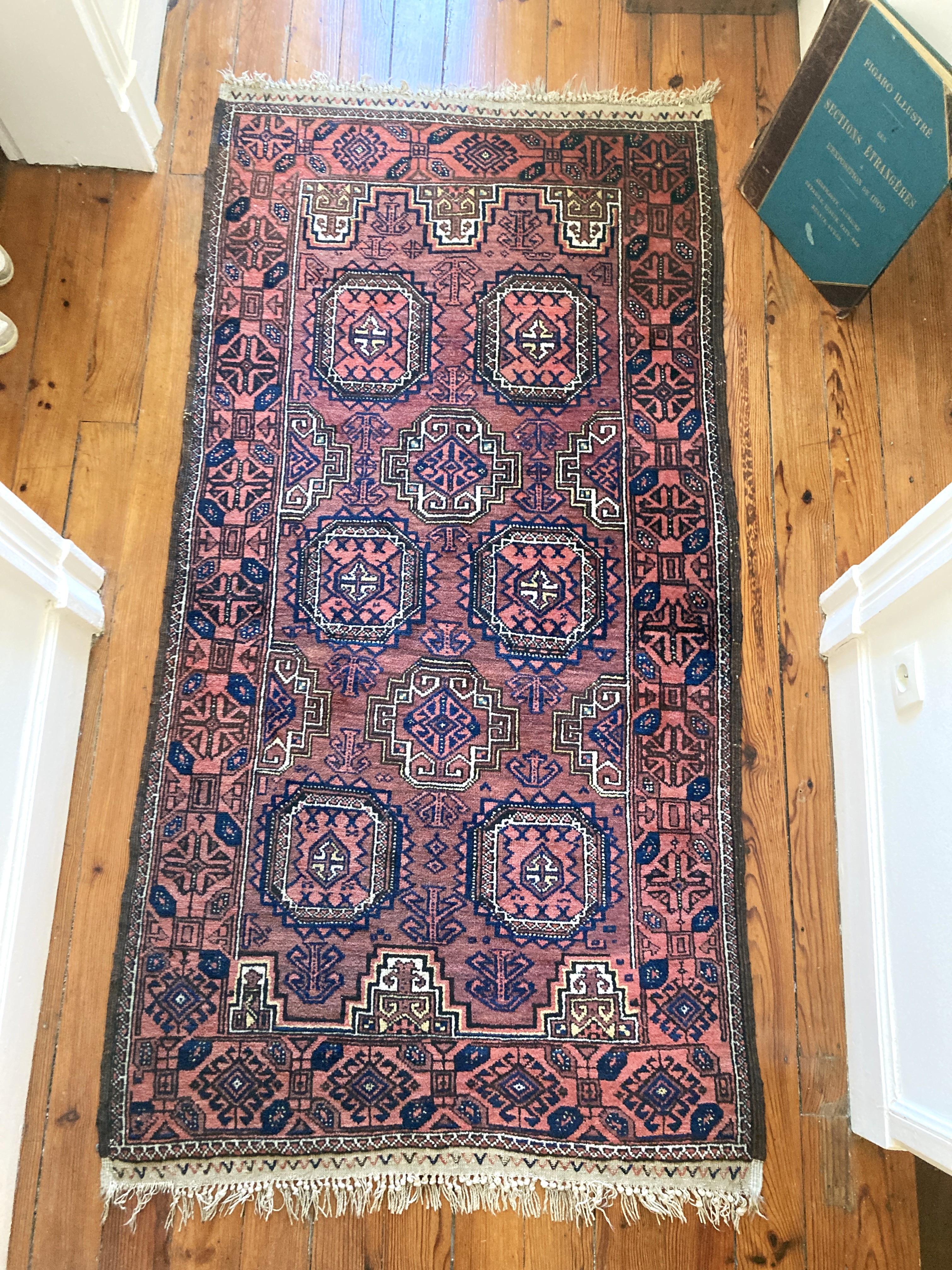 TAPIS en laine à décor de médaillons géométriques...