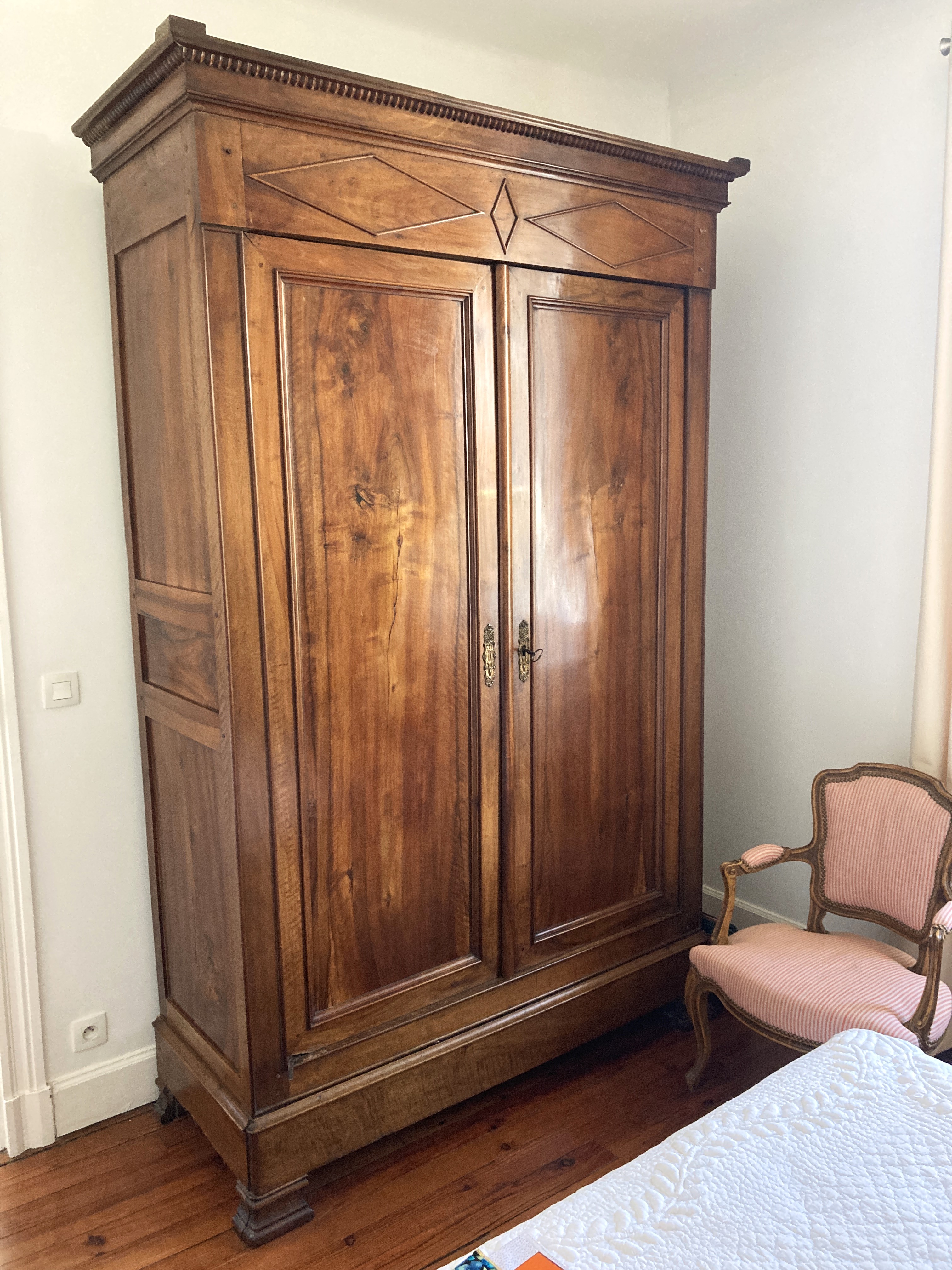 ARMOIRE en noyer mouluré, à corniche dro...