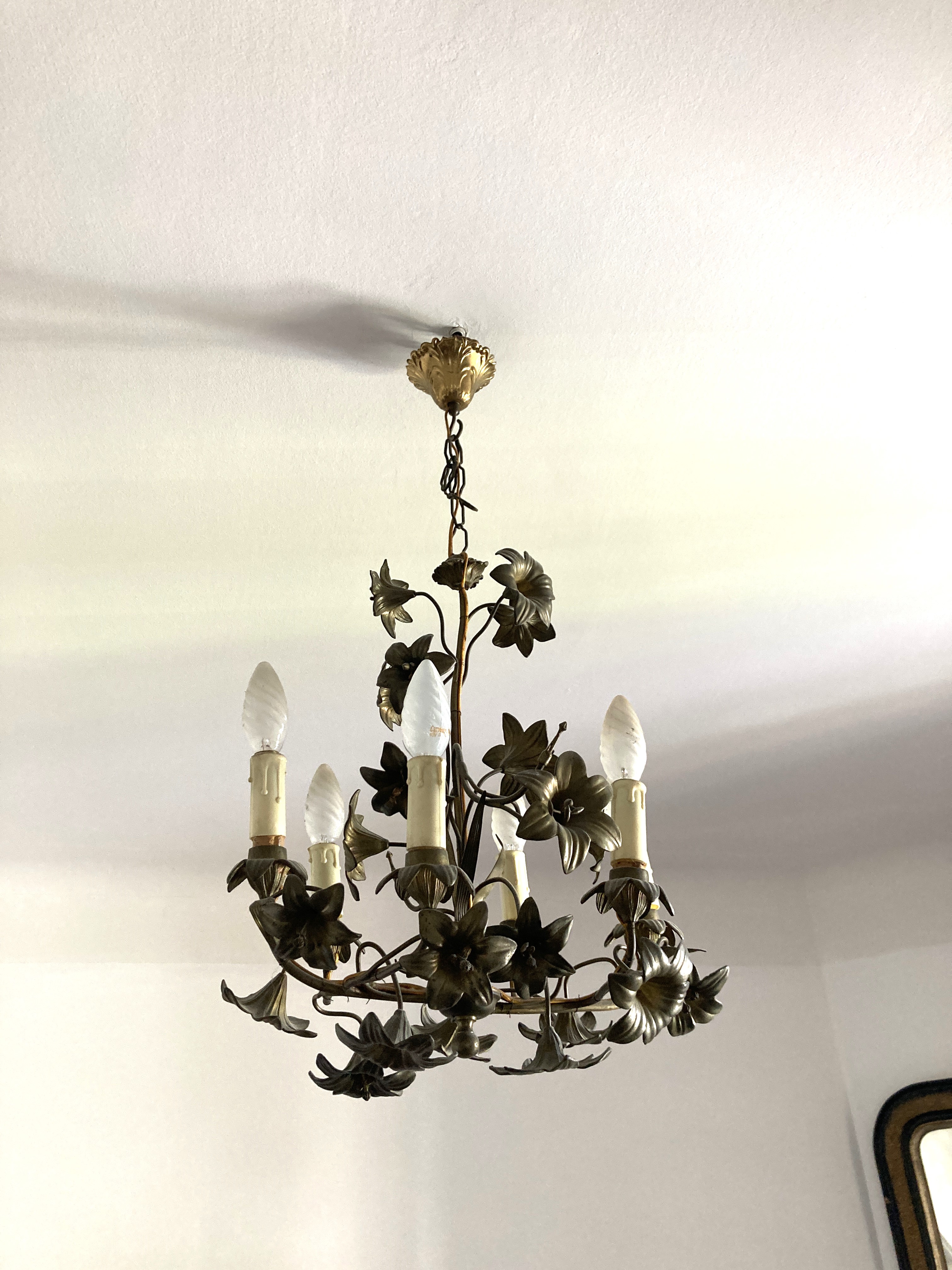 PETIT LUSTRE à six lumières en bronze et...