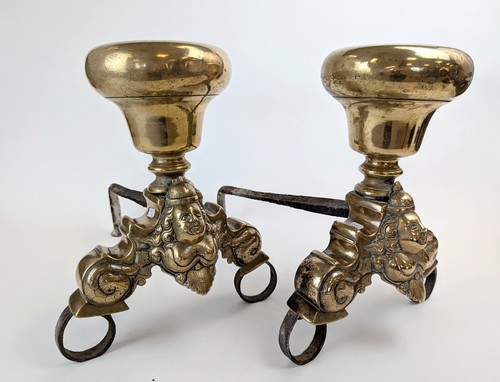 PAIRE DE CHENETS en bronze à décor d'un mascaron...