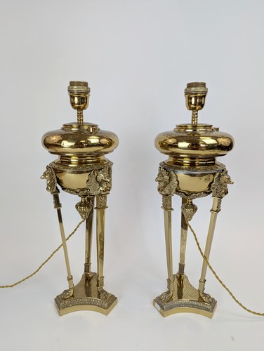 PAIRE DE LAMPES A PÉTROLE en Athénienne,...