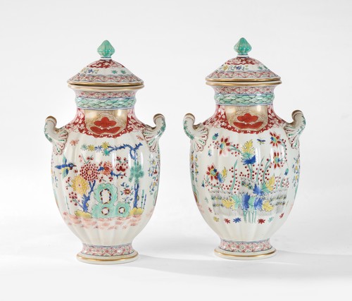 PAIRE DE VASES COUVERTS balustres à panse...