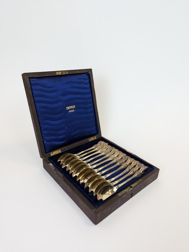 DOUZE PETITES CUILLÈRES en vermeil (950)...