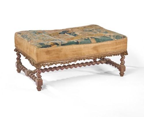 LARGE TABOURET en bois tourné reposant sur...