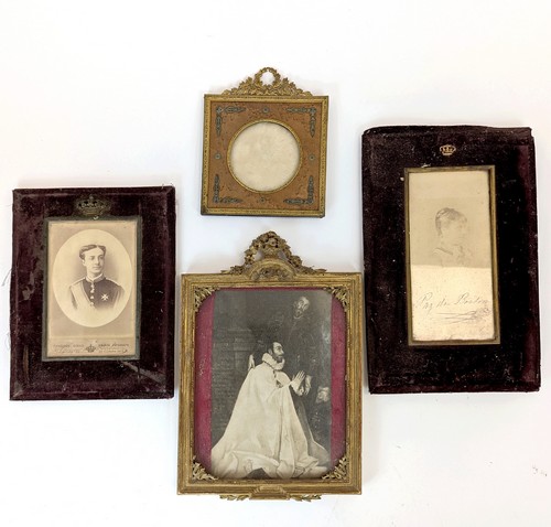 LOT DE QUATRE CADRES DE PRÉSENTATION en bois...