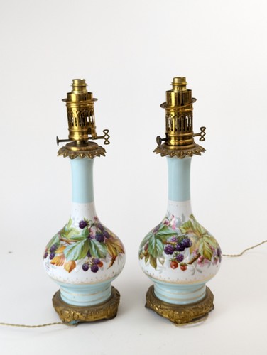 PAIRE DE LAMPES anciennement à pétrole, de...