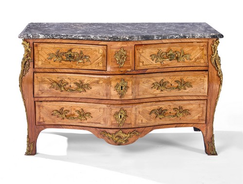 COMMODE de forme tombeau, en bois de placage...