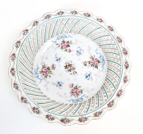 PLAT circulaire en porcelaine émaillée polychrome...