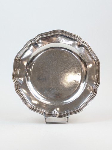 PLAT rond à contours filetés en argent (950),...