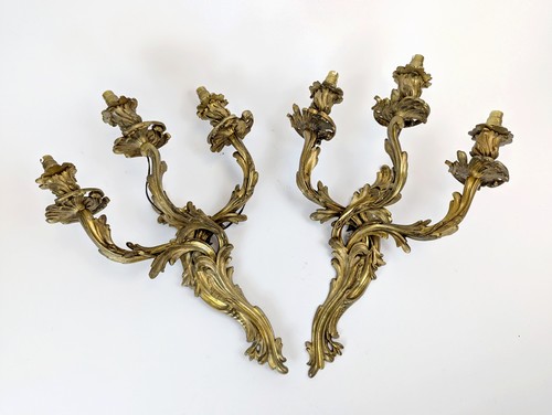 PAIRE D'APPLIQUES en bronze ciselé à trois...