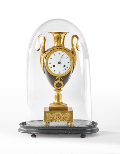 PENDULE en forme de vase sur piédouche, en...