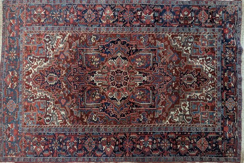 TAPIS en laine noué main, à décor polychrome...