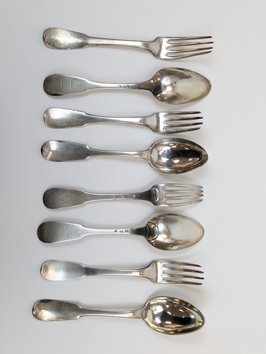 QUATRE COUVERTS en argent modèle uni plat...