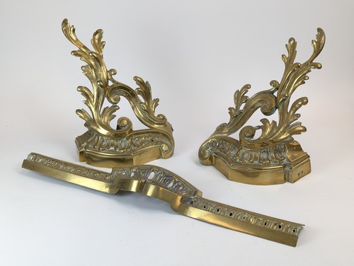 BARRE DE CHEMINÉE en bronze à motif rocaille...