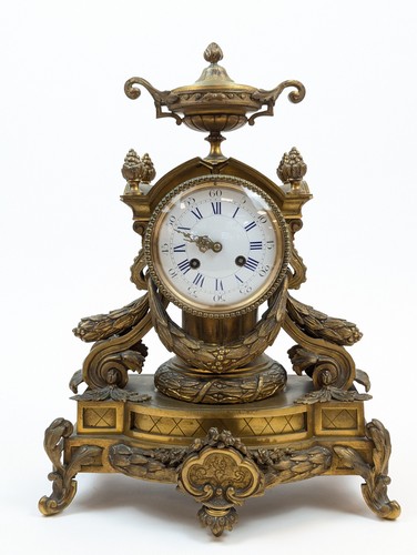 PENDULE borne en bronze doré, à cadran émaillé...
