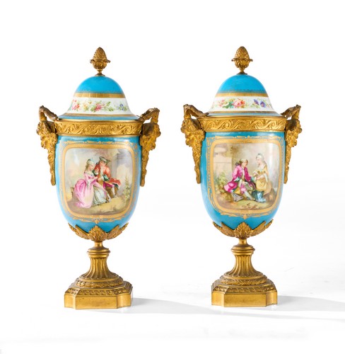 PAIRE DE VASES couverts en porcelaine émaillée...