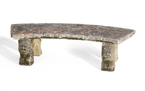 BANC en pierre reconstituée à assise semi-circulaire...
