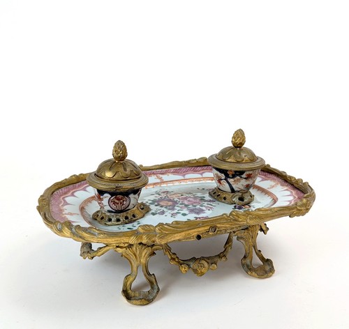 ENCRIER DE BUREAU formé d'un plateau en porcelaine...