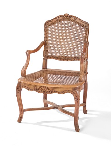 FAUTEUIL à dossier plat chantourné en bois...
