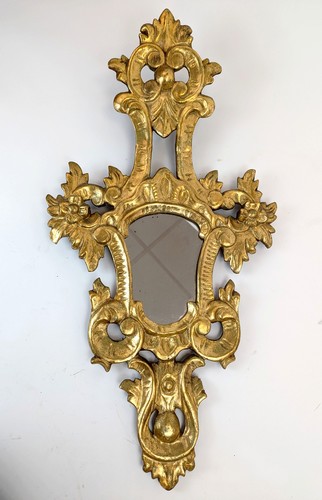 MIROIR chantourné dans un cadre en bois sculpté...