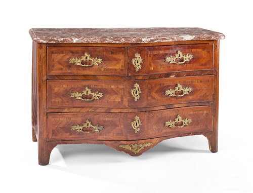 COMMODE à façade arbalète en placage de bois...