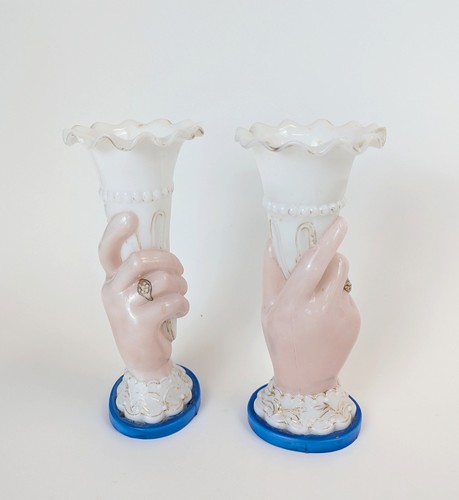 PAIRE DE VASES en opaline rose et bleue rehaussée...