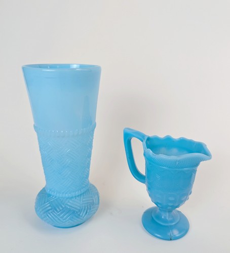 VASE oignon en opaline bleue à décor treillé...