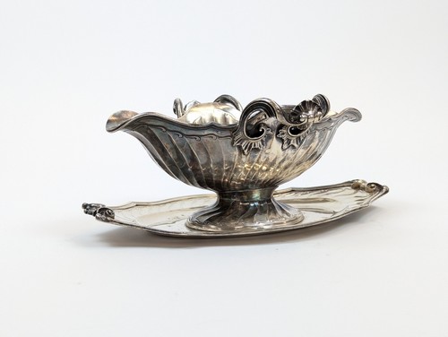 SAUCIÈRE en argent (950) gravé et ciselé...