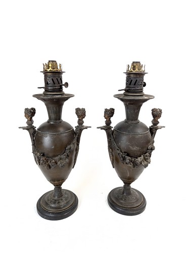 PAIRE DE LAMPES à huile en bronze et laiton...