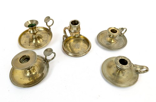 LOT DE CINQ BOUGEOIRS A MAIN en bronze, dont...