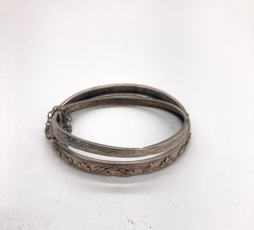 DEUX PETITS BRACELETS en argent (925) ciselé...