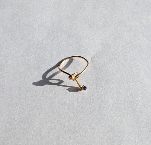 BAGUE en or jaune (750) de forme libre sertie...