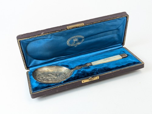 PELLE A GLACE en argent (950) à spatule gravée...