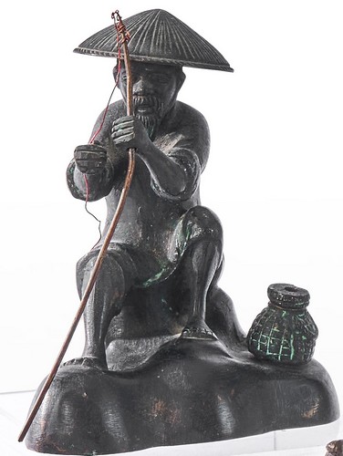 Pêcheur asiatique au chapeau