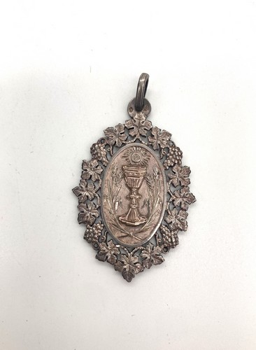 PENDENTIF en argent (950) à décor d'un calice...