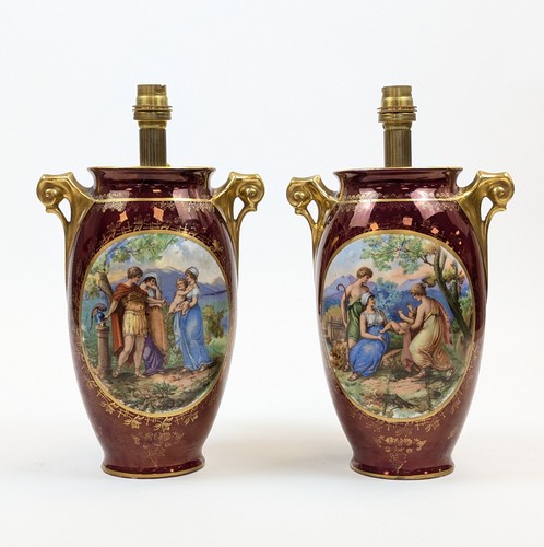 PAIRE DE VASES ovoïdes en porcelaine émaillée...