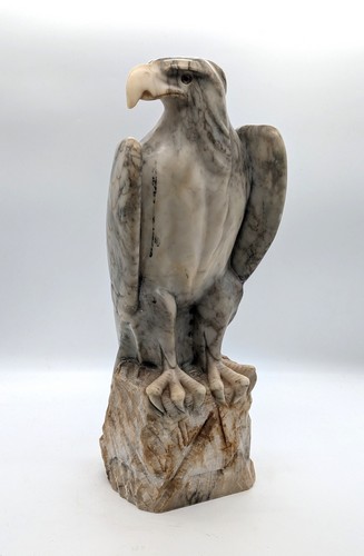 AIGLE en albâtre sculpté, yeux en verre.