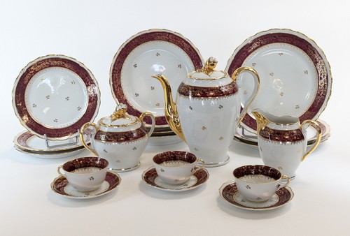 PARTIE DE SERVICE en porcelaine émaillée...