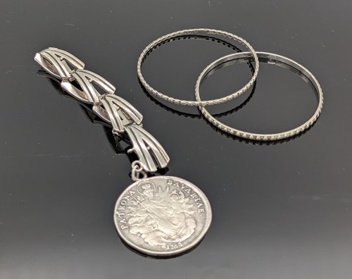BRACELET en argent (925) à maillons triangulaires...